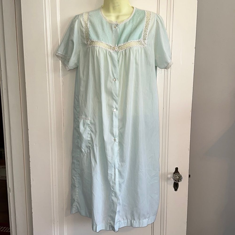 Vintage 60s Barbizon‎ light mint green thin nylon robe with lace/pleated neck